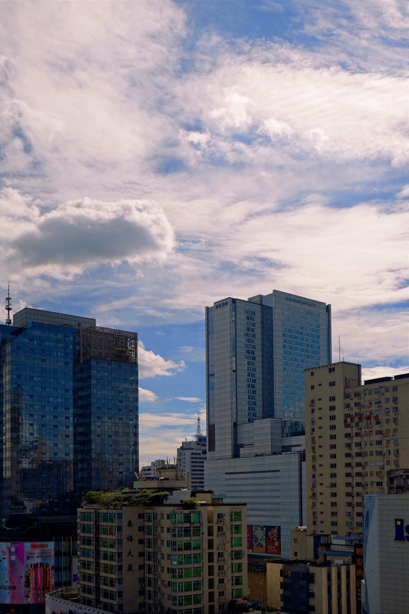 城市上空的云