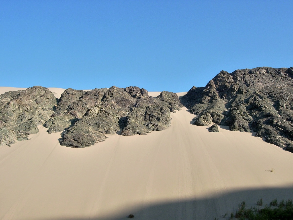 甘沟有着一个让人产生美好遐想的名字,实际上是个荒凉的不毛之地.