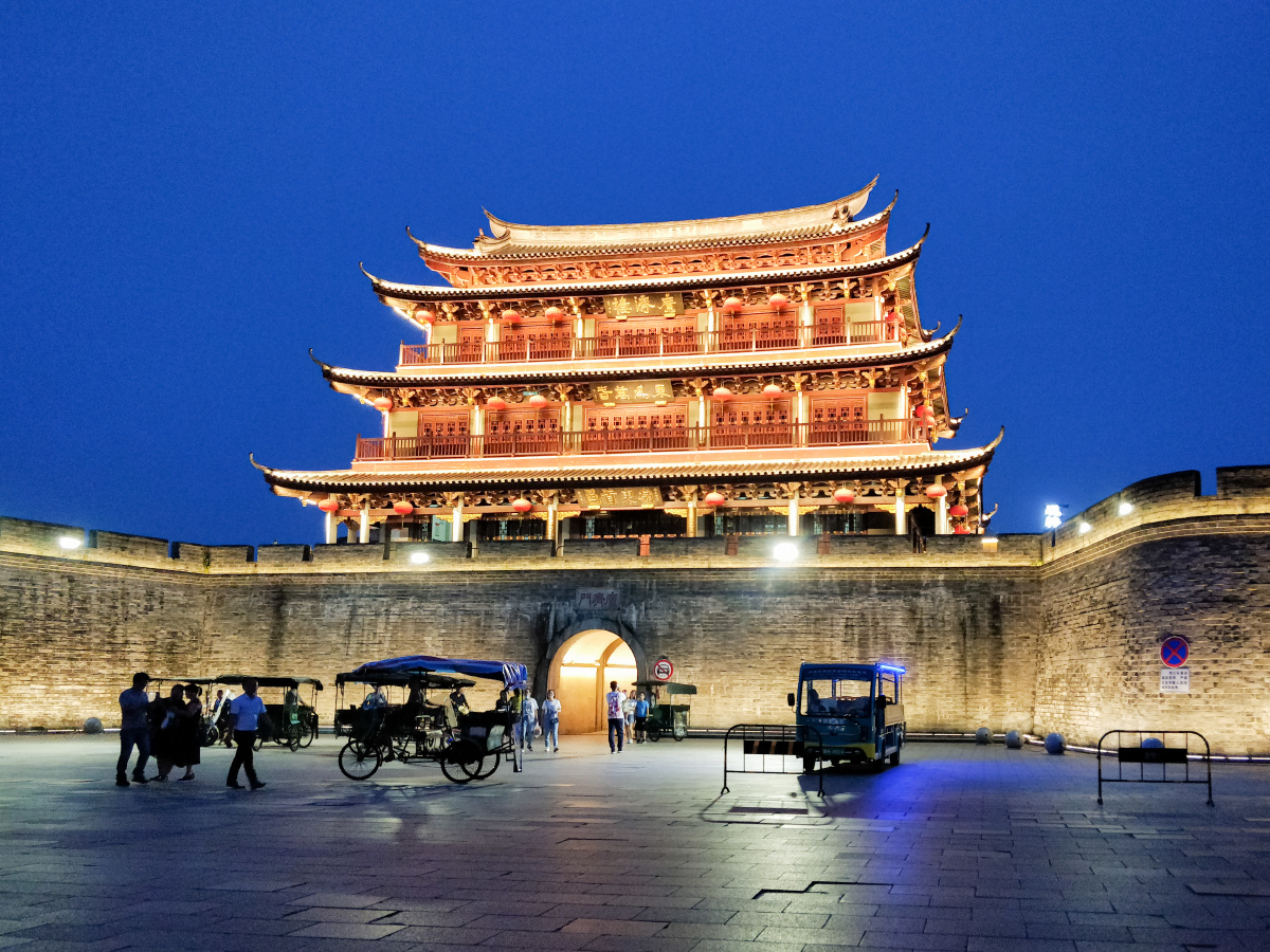 夜色下的潮州广济楼,金碧辉煌.