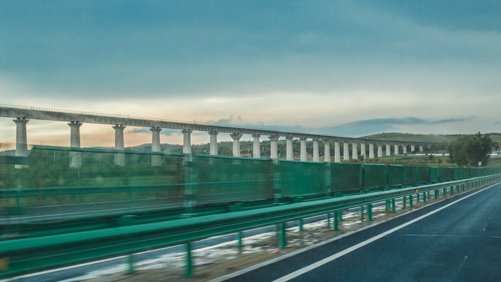高速路旁的铁路高架桥