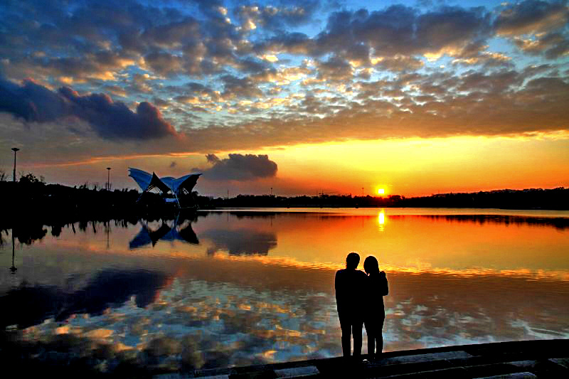 若有闲暇,漫步河堤,常仰脸观霞,晚霞红云似火,天地一片红,看那红色
