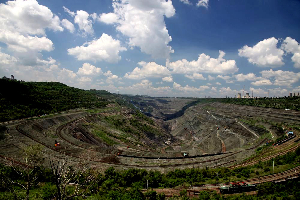 有着百年历史的西露天矿,曾是伟大祖国的煤都.