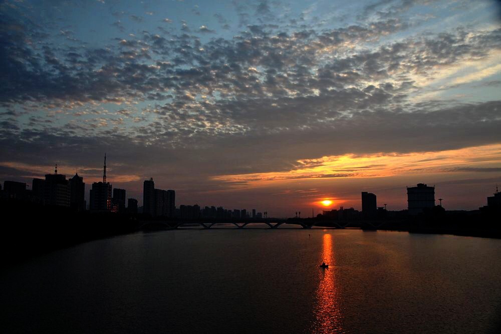 都市晨曦......说起抚顺，总会想到贯穿城区的母亲河-------浑河。这一景观更给这座历史悠久的满韵古城增添了色彩。当举起相机，将多彩之云摄入镜头，方能感觉到又是一种美。迎接2017年那个春天的来.....