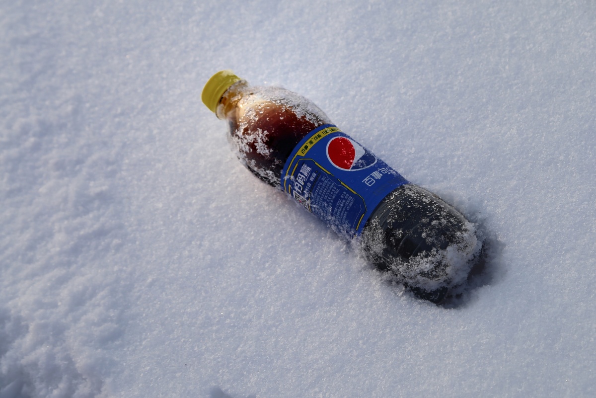 雪地里的可乐瓶瓶百事可乐