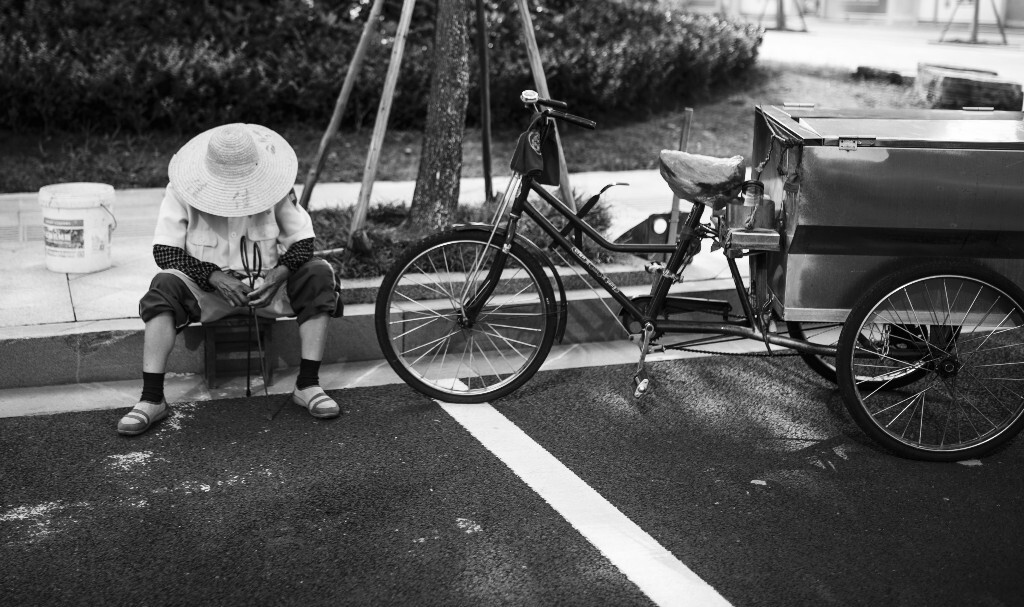 清晨困倦的环卫工人