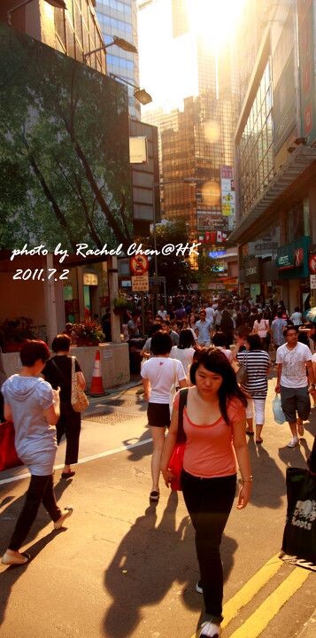 橙色的街<br />
下午5点多的铜锣湾，太阳光照在对面的古铜色玻璃墙上，整条街道笼罩在一片橙色的温暖里