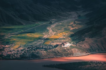 雅鲁藏布江畔