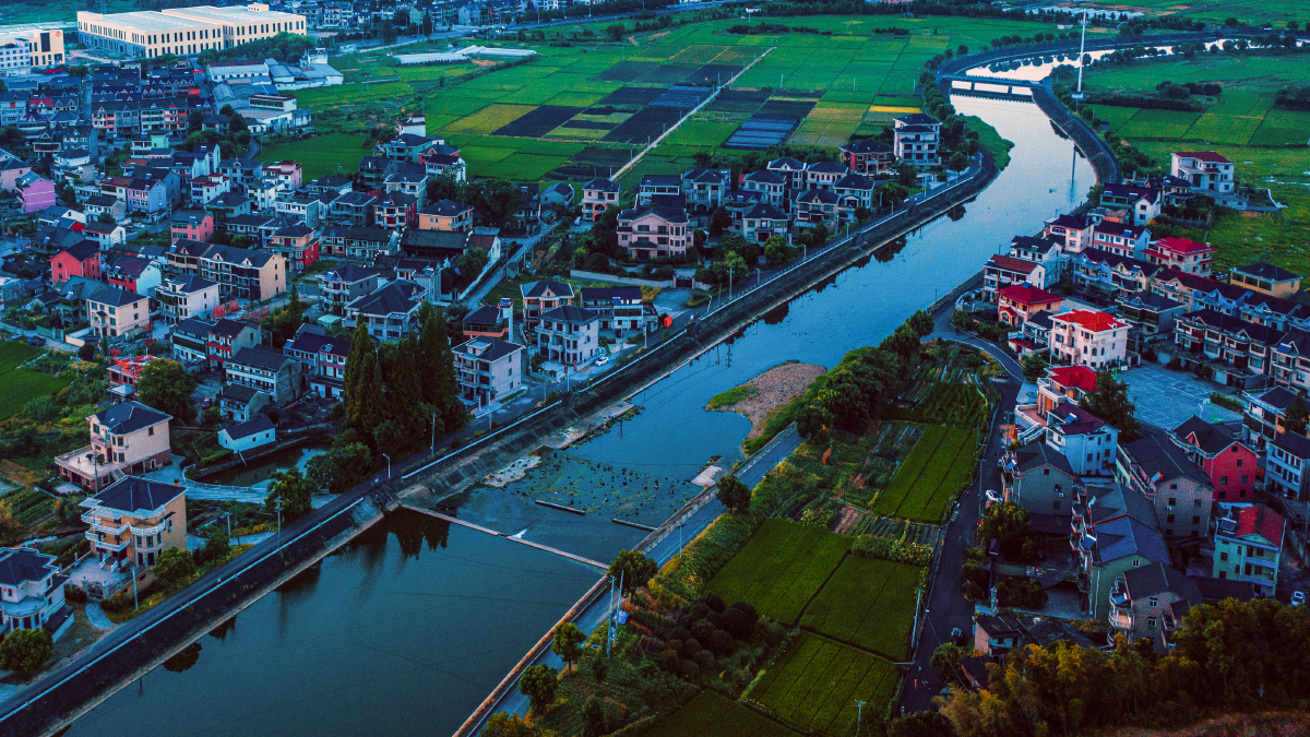 村庄有河流大道河流与道路不仅仅是一道风景线更是交通方式的变更