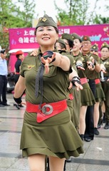 883751