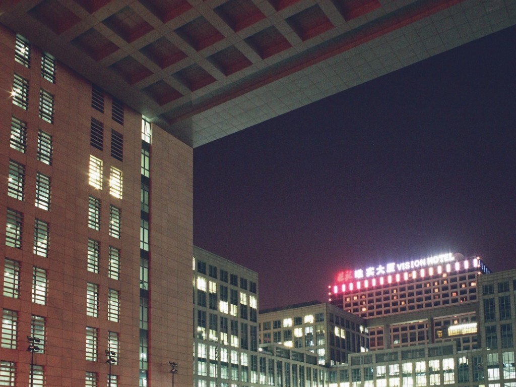Pentax MZ-3 & FA 35/2<br />
Fuji C100<br />
2011.4,摄于新主楼