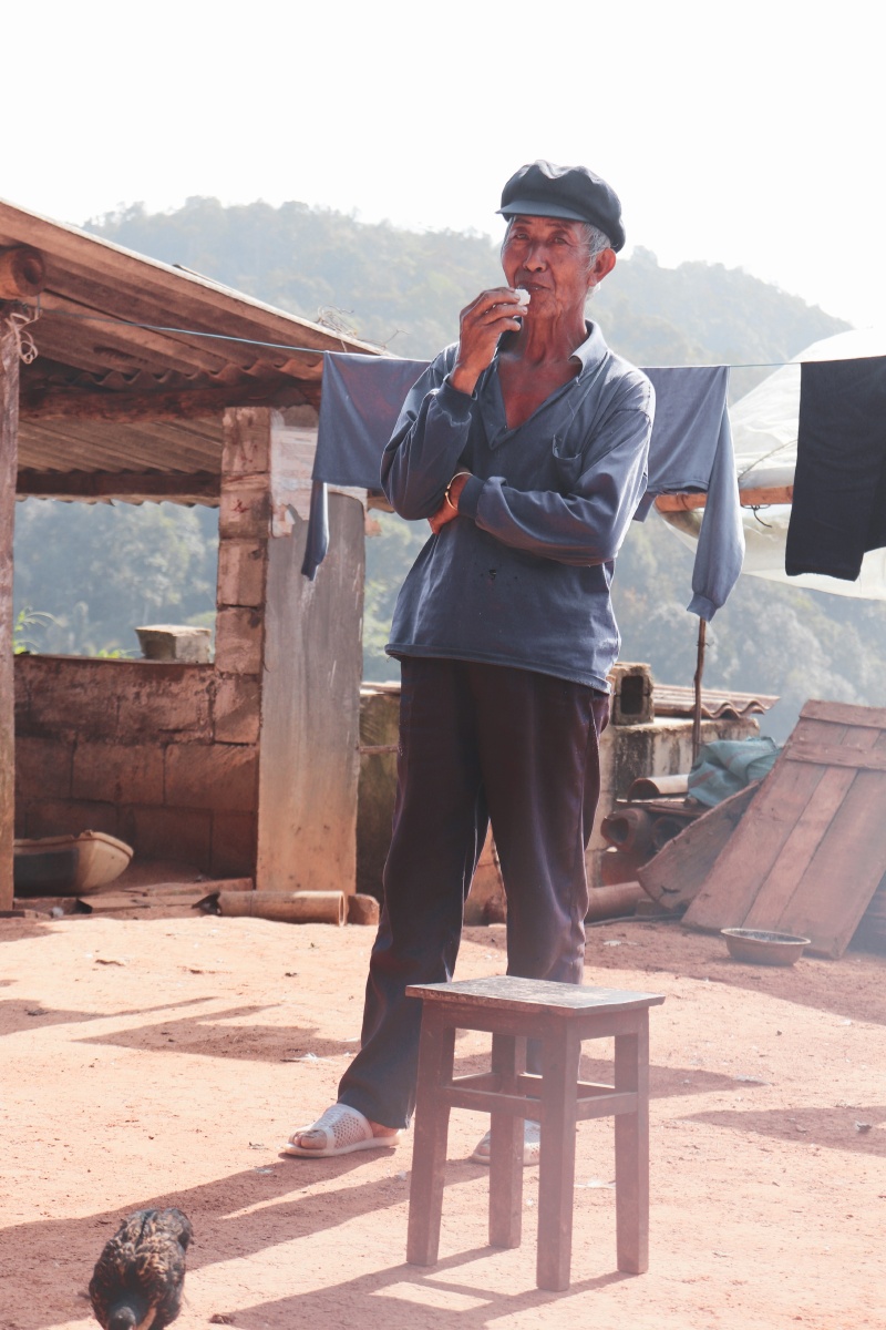 边境农村的少数民族老人!