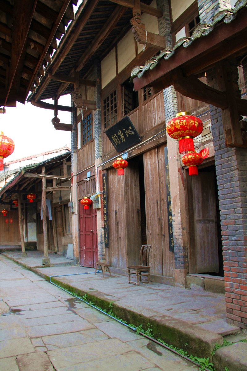 重庆荣昌区东部,有一座两百多年历史的古镇名叫万灵古镇(原名路孔古镇