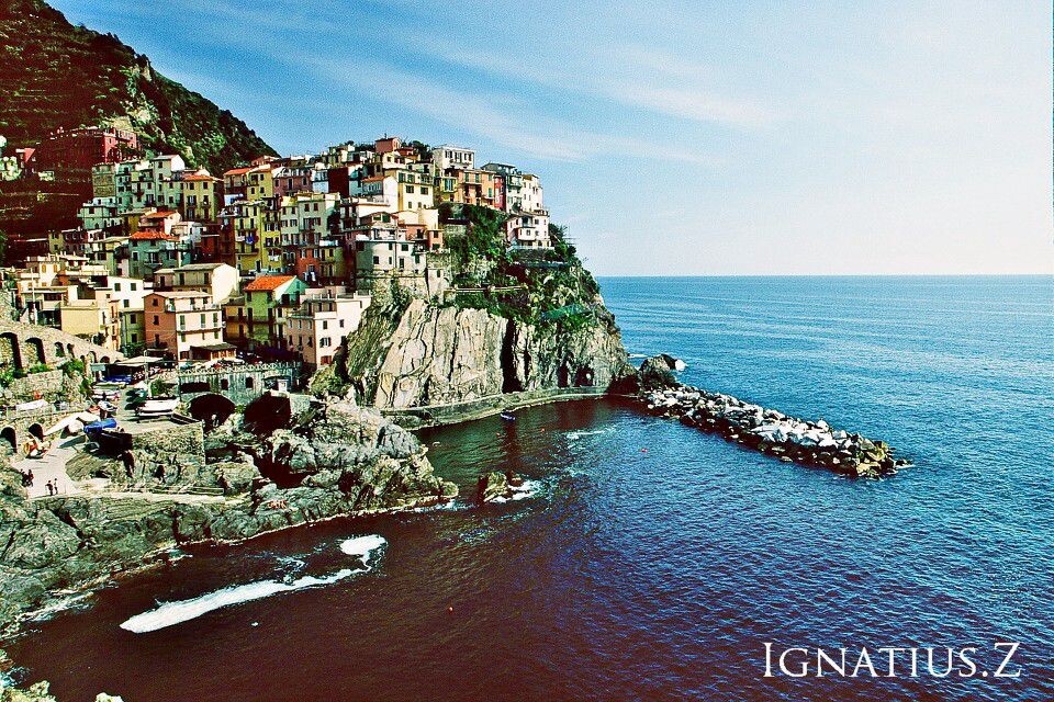 Cinque Terre<br />
从米兰坐了4个小时火车到达这一片意大利西海岸的村落. 绵延起伏 美丽无比<br /><br />
<br /><br />
FUJI RVP<br /><br />
EOS 10QD<br /><br />
EF 24-70L