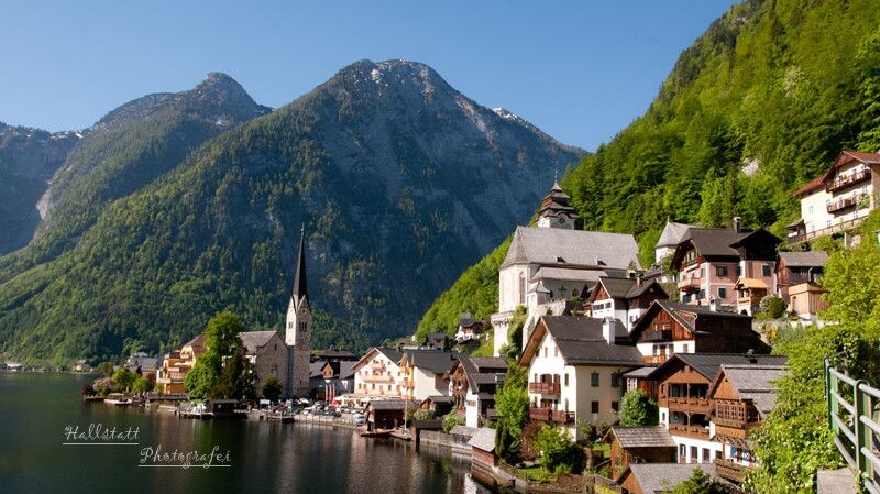 Hallstatt<br />
阿尔比斯山的湖区小镇，所有房屋依山傍水而建，已有近数千年的历史