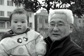 路边的祖孙