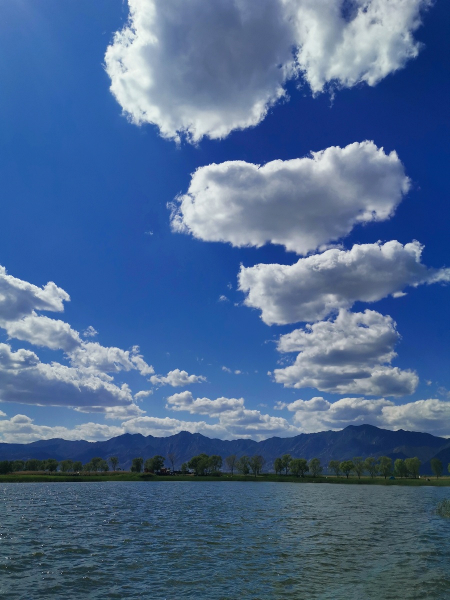 蓝天白云碧水绿草