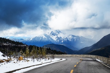 峰回路转映雪山