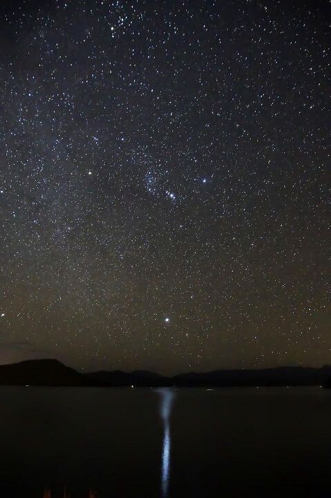 猎户座、老人星与泸沽湖副本<br />
晚上在泸沽湖抹黑拍的,冻死我了
