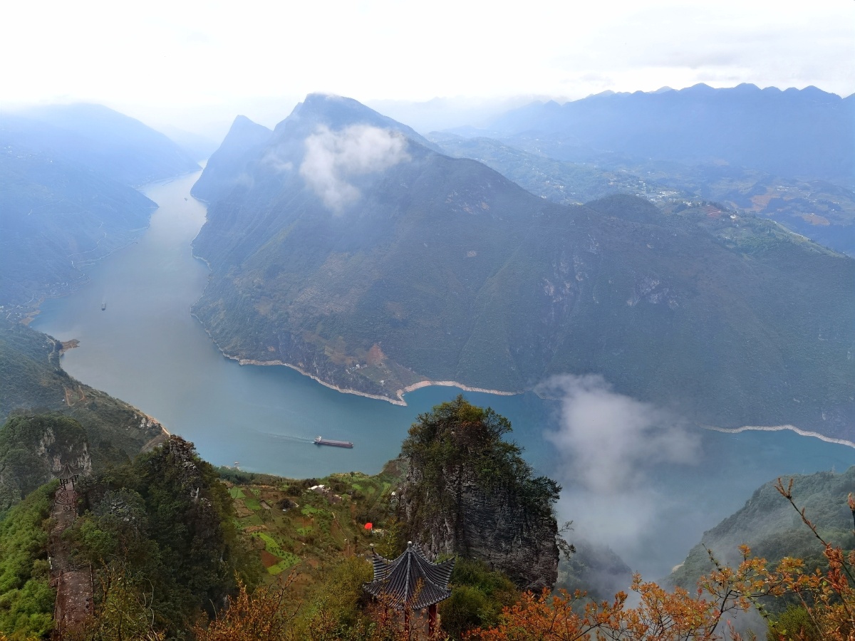 长江巫峡大拐弯在湖北巴东大面山上俯瞰长江巫峡大拐弯