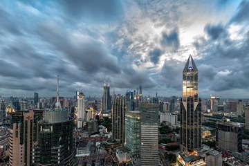 山雨欲来风满楼，黑云压城城欲摧