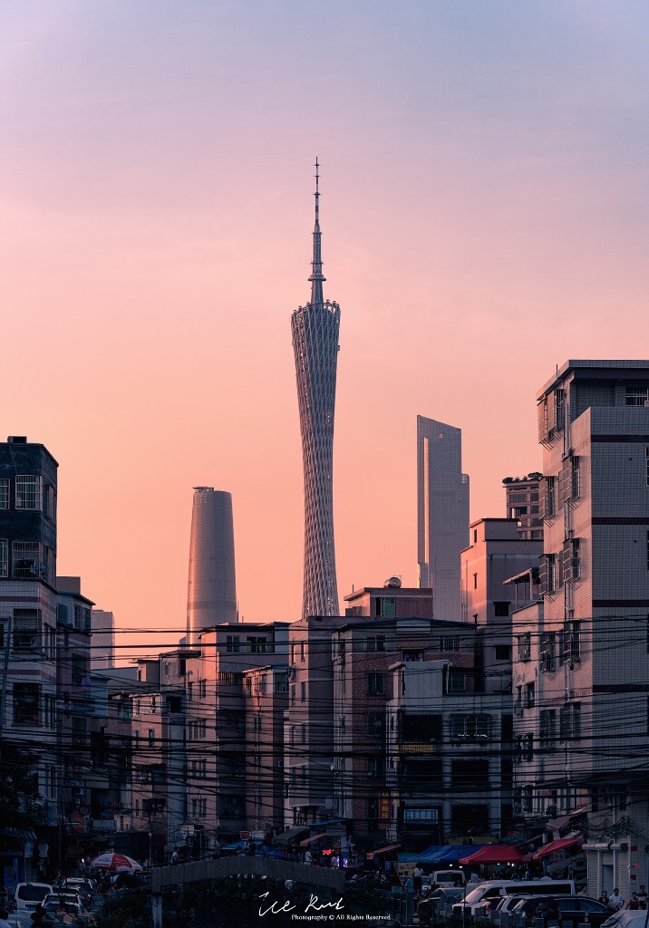城市的鸿沟<br />
那么近 又那么远<br />
无形之中 一道壁垒却已悄然升起