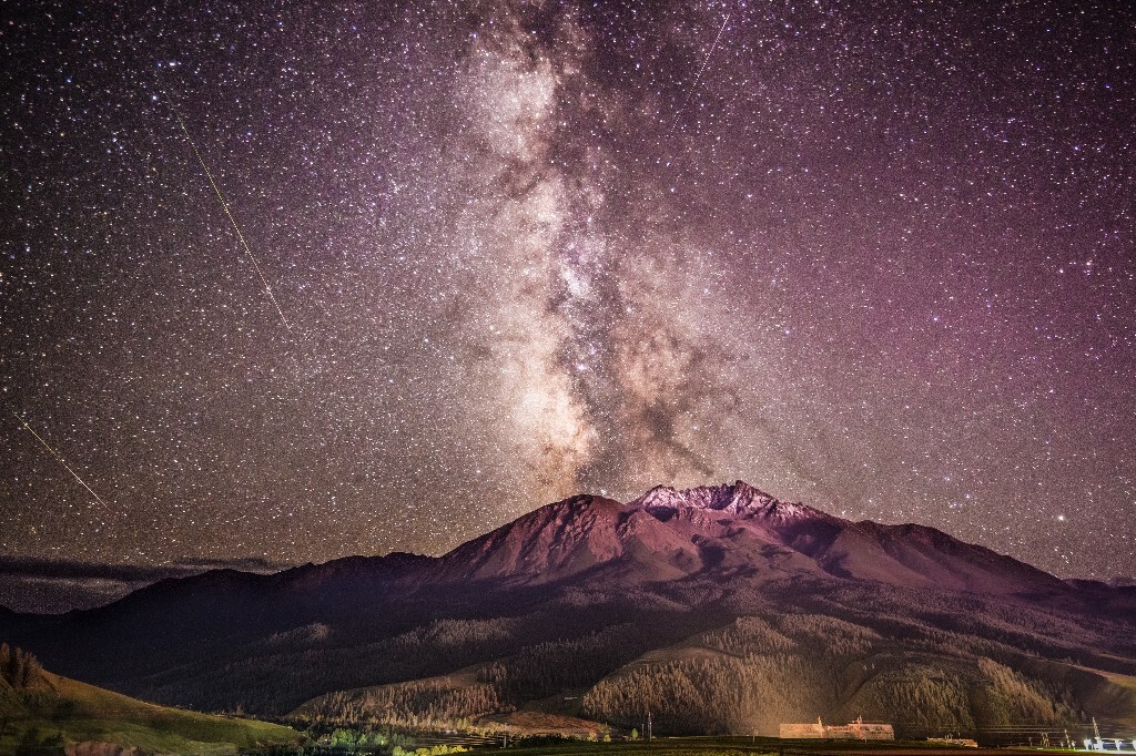  不知道为什么有点想起富士山，就弄红一些吧…<br />
英仙座流星雨，三颗小流星。