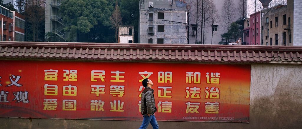汉阳 麒麟路 从标语前走过的男人