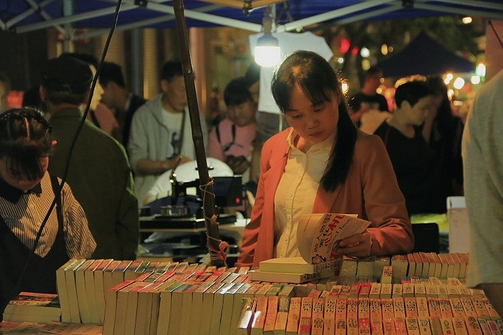 匆忙的人群来往的车辆路边小贩的叫卖闪烁的红绿灯似乎每个城市都沉静