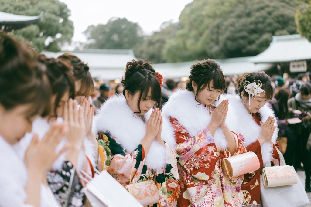 成人式结束后，穿着和服的女孩们来到明治神宫参拜祈福。