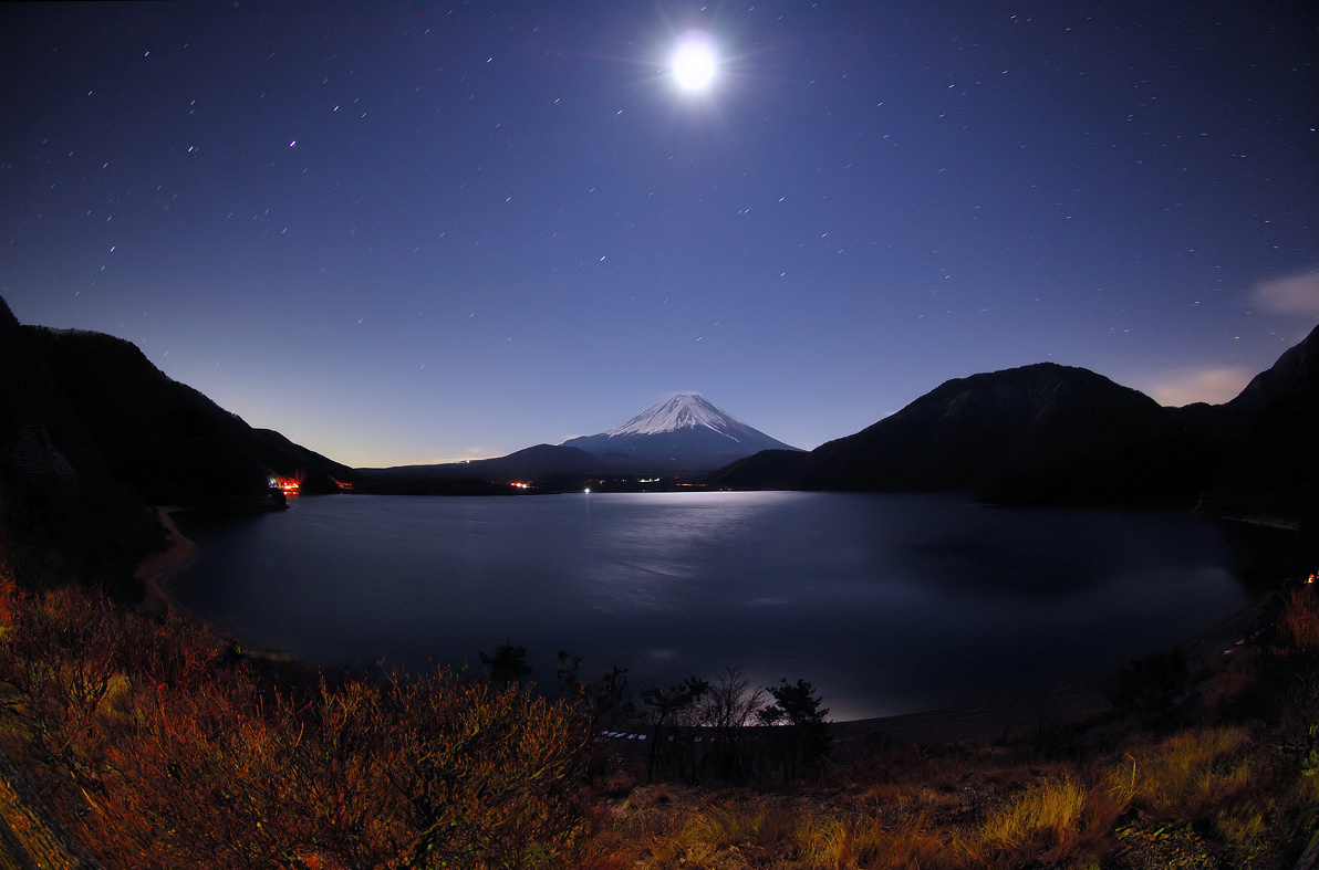 月光下的富士山