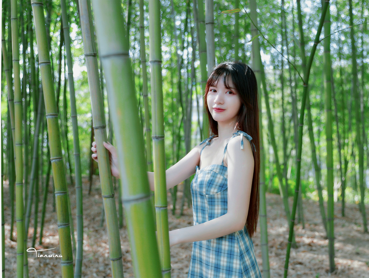 竹园里的小美女出镜酥酥