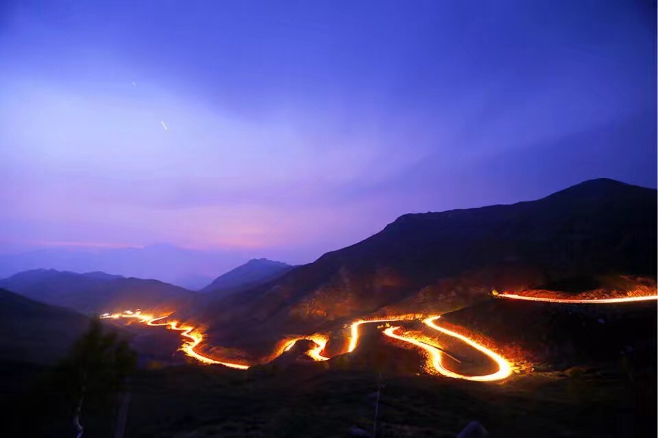 傍晚的北京最高峰灵山