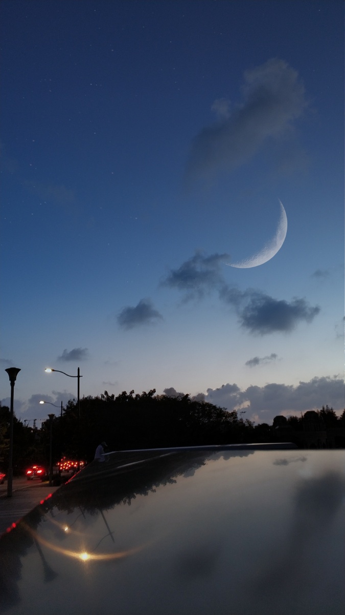 一丝秋夜雨弦月乐不语谢落三秋叶栩栩似蝶舞