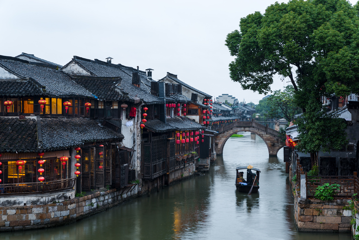 桨声灯影过石桥西塘古镇