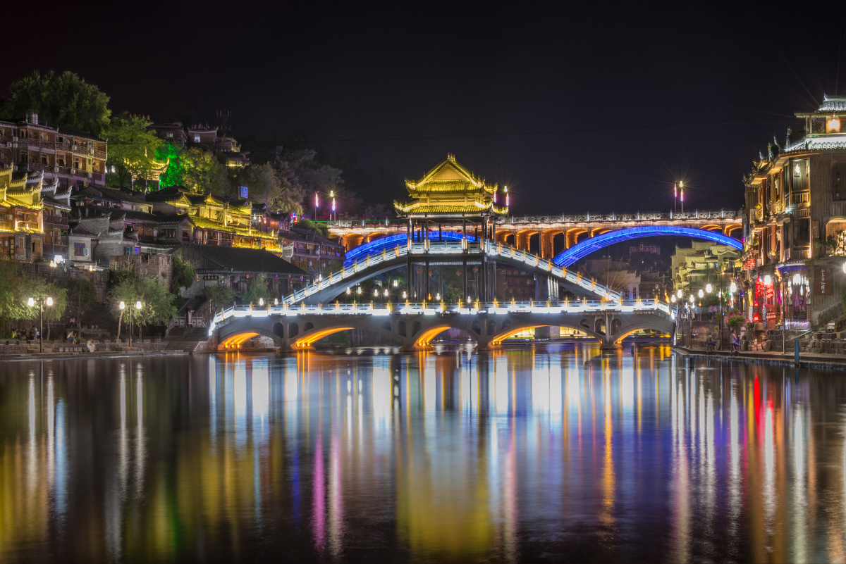沱江夜画|不要错过凤凰古城的夜景 - from2046 - 图虫