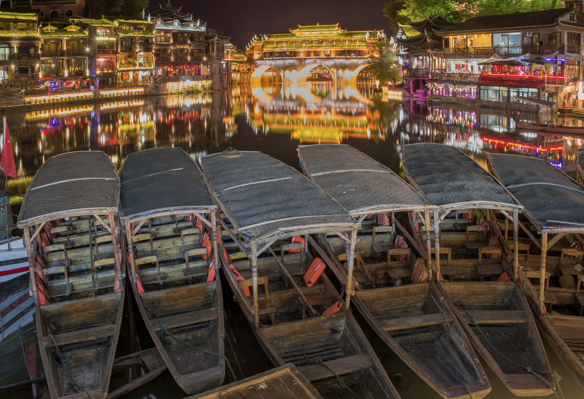 沱江夜画|不要错过凤凰古城的夜景 - from2046 - 图虫