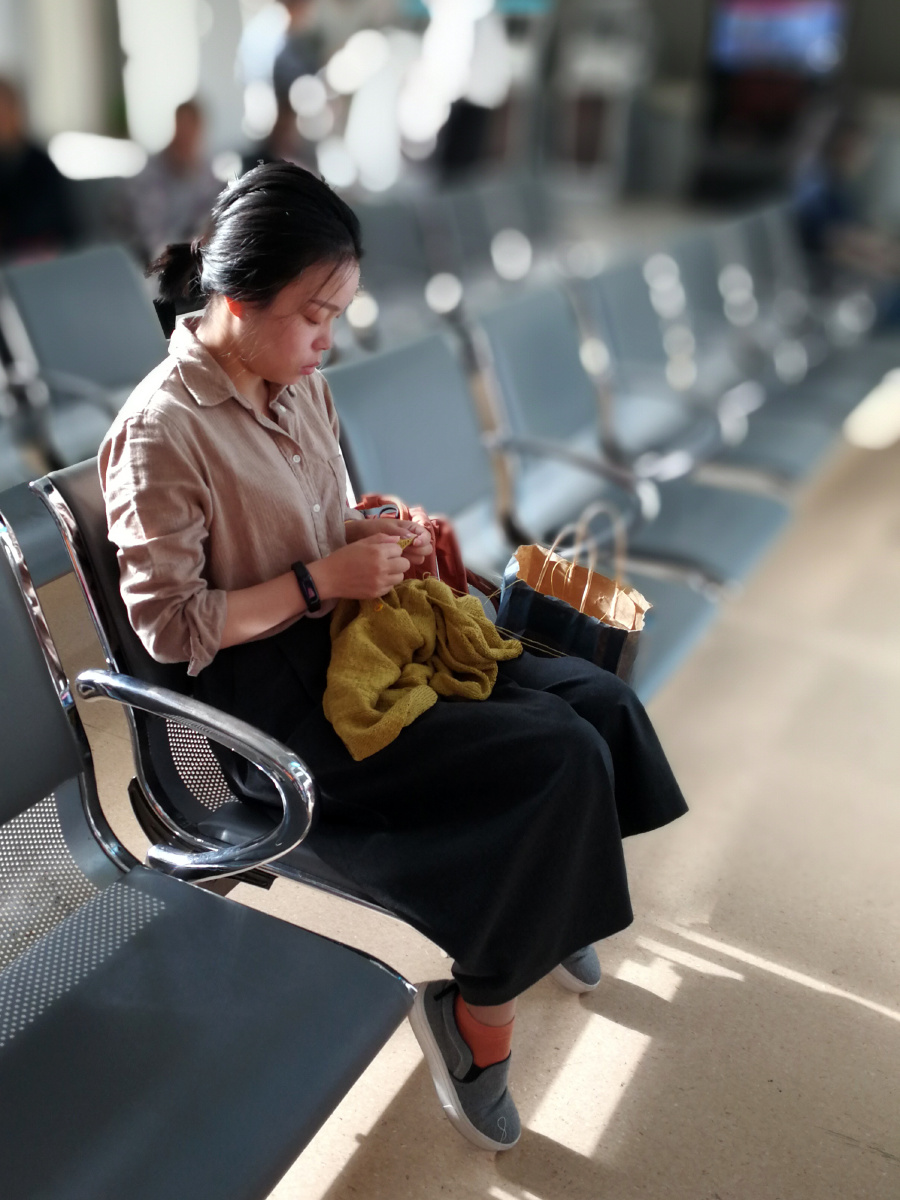 织毛衣的女人手机摄影