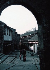 古街上的老人和孩子