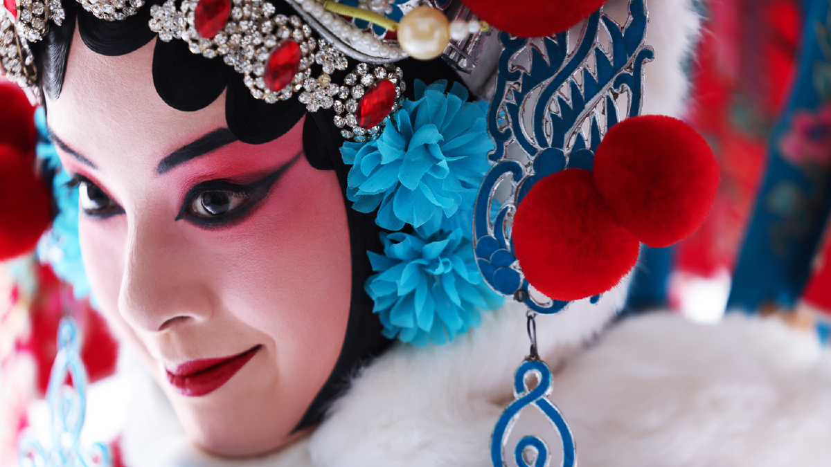 穿越…… 郑菲,是国家京剧院80后的优秀青衣演员,拍摄之前我向她学习