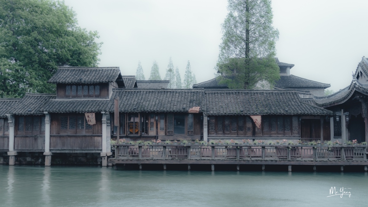 烟雨江南小镇想起了周杰伦的《青花瓷》这首歌天青色等烟雨,而我在等