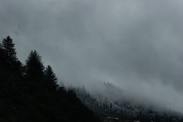去马尔康的路上，古尔沟温泉山附近小憩