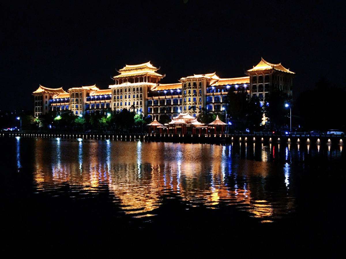 夜幕下的龙舟池