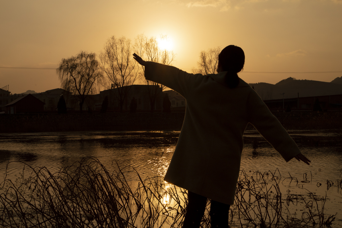 桥边姑娘拍摄于沂水县诸葛镇暖阳河畔