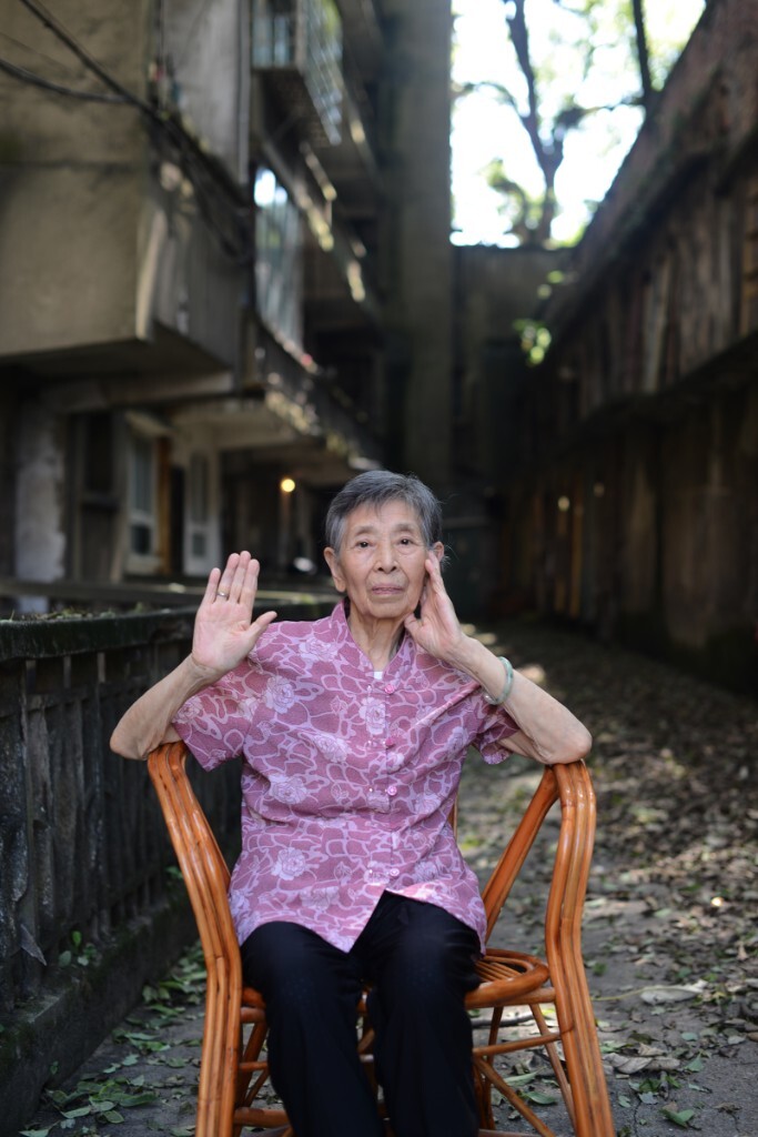 在家里背了把椅子,坐走廊上。朝我挥着手。