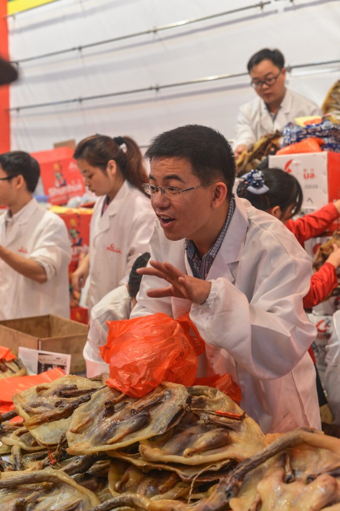 这是2015年长沙农博会上，拍到的照片中精彩的一张。生动的表情，夸张的肢体动作透出了生意人的情感。此时此刻，你觉得他会成功促成这笔生意。