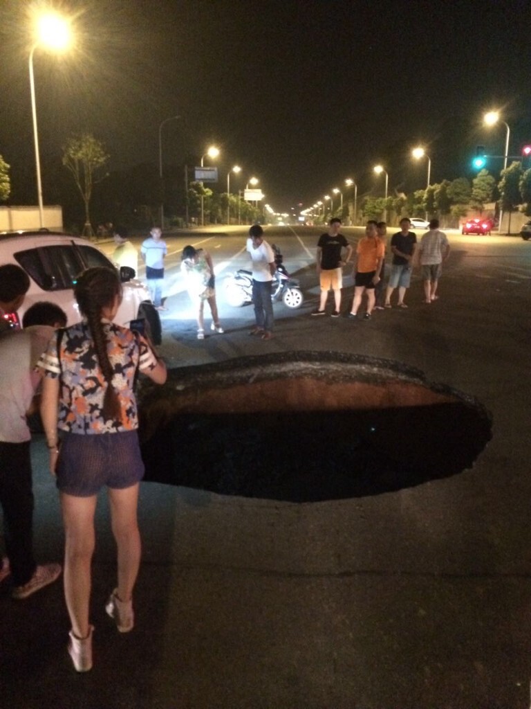 2016年7月7日<br />
长沙  黑石铺路书香路十字路口<br />
地面塌陷 有市民围观 <br />
