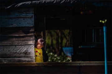 害羞的船家小美女