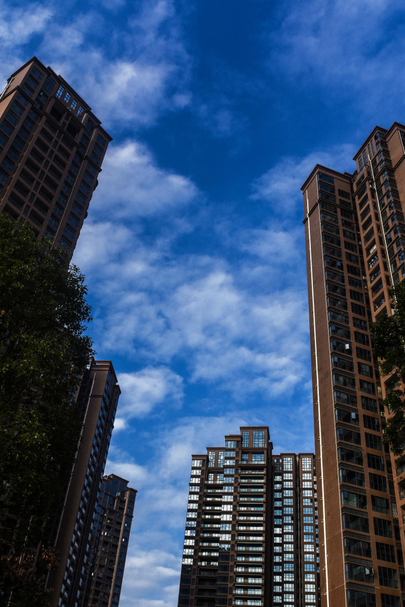 仰视城市高楼大厦的一角