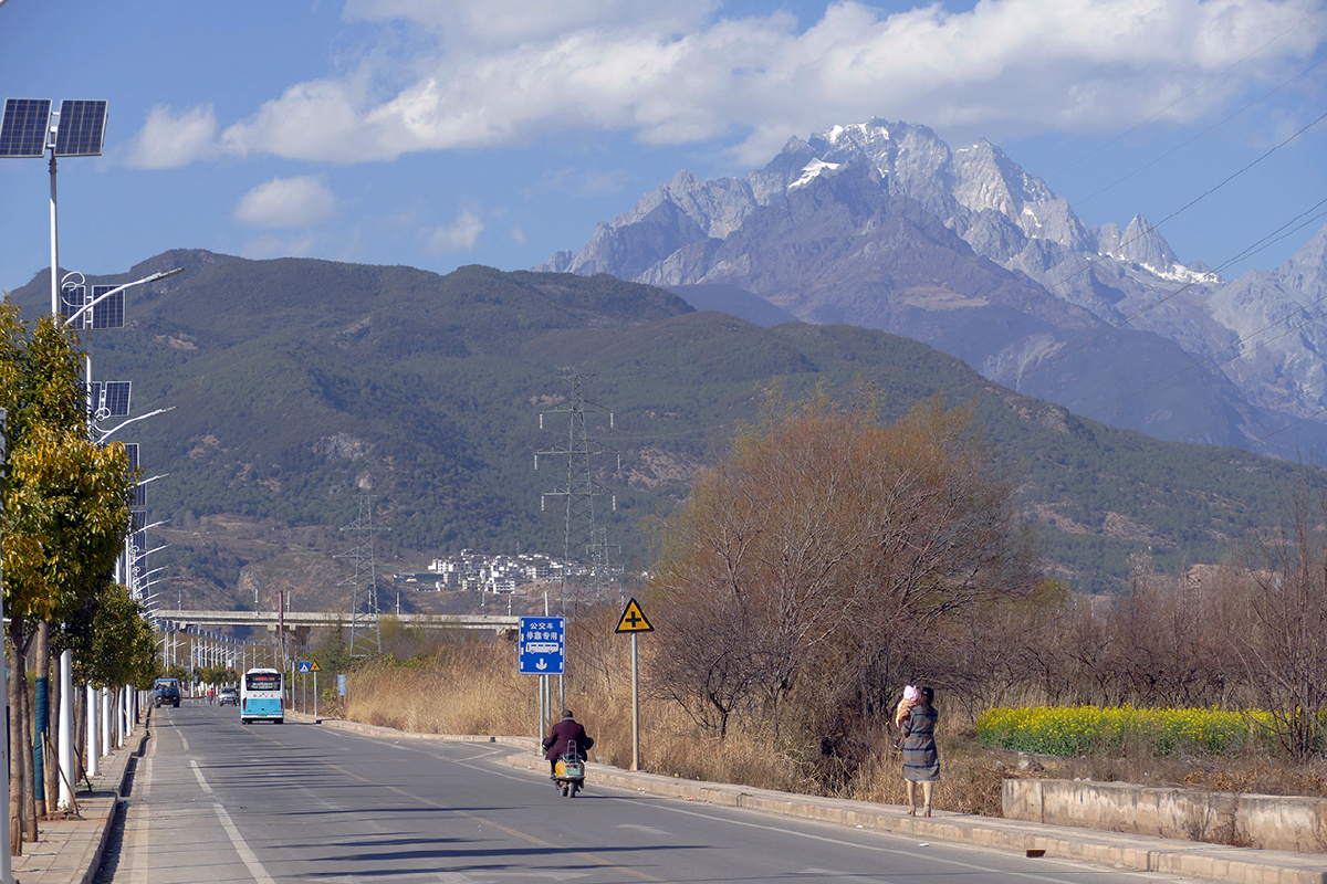 玉龙雪山下的康庄大道