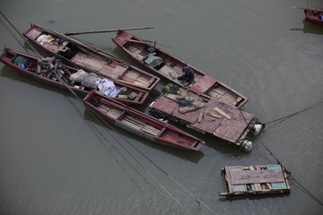 943111